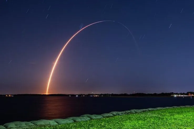 SpaceX expels a Falcon 9 booster to launch the Spain Sat NG-2 communications satellite.